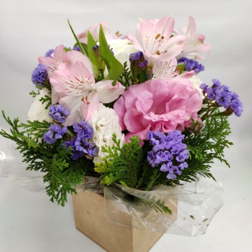 arranjo-com-astromelias-estaticias-lisianthus